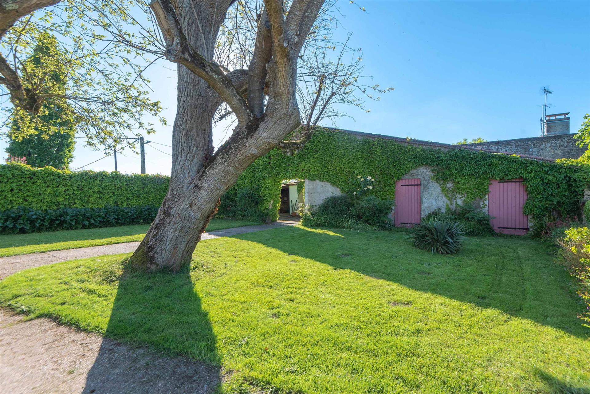 Property On 2.6 Ha - 336 M2 Living Area - 6 Bedrooms