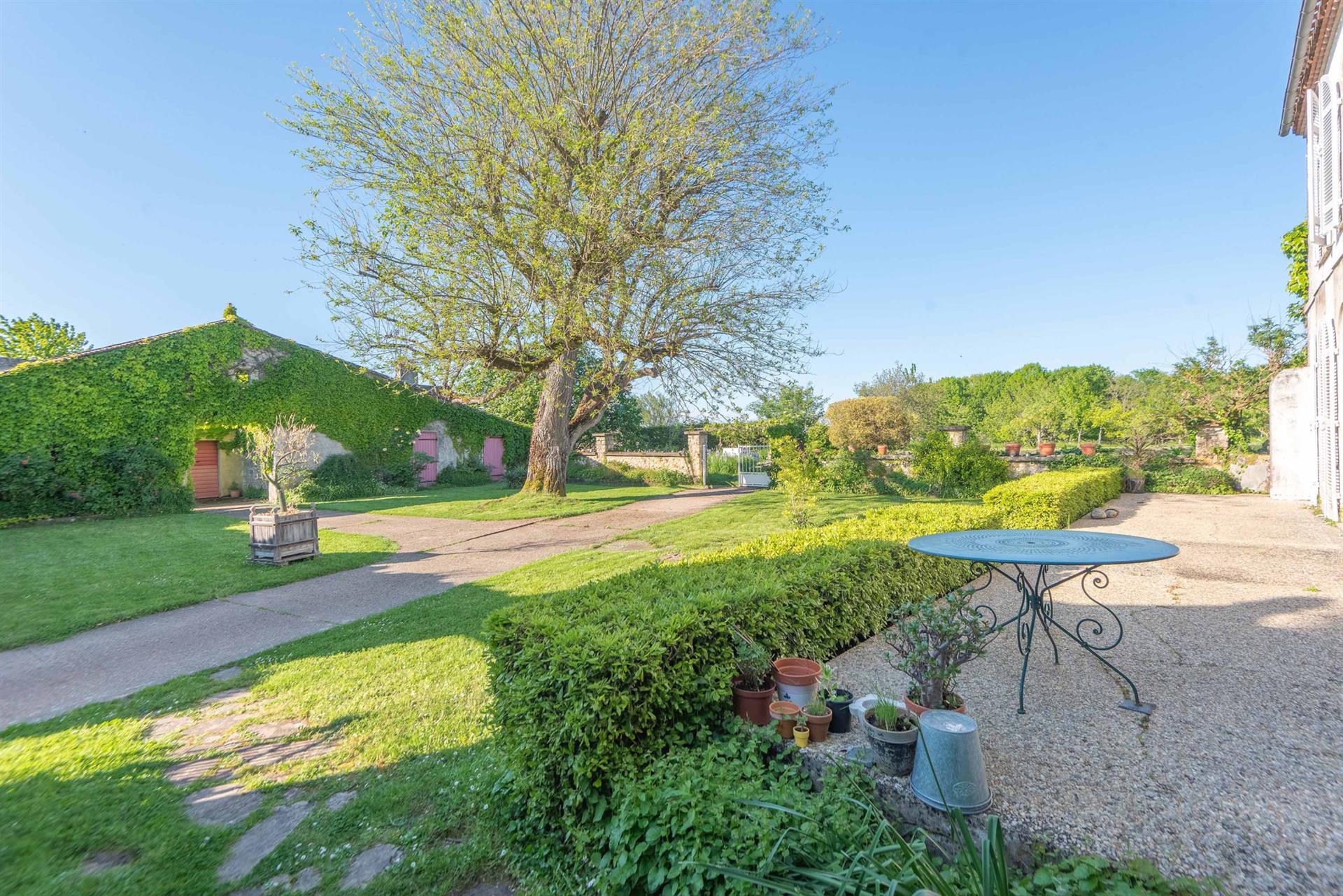 Property On 2.6 Ha - 336 M2 Living Area - 6 Bedrooms