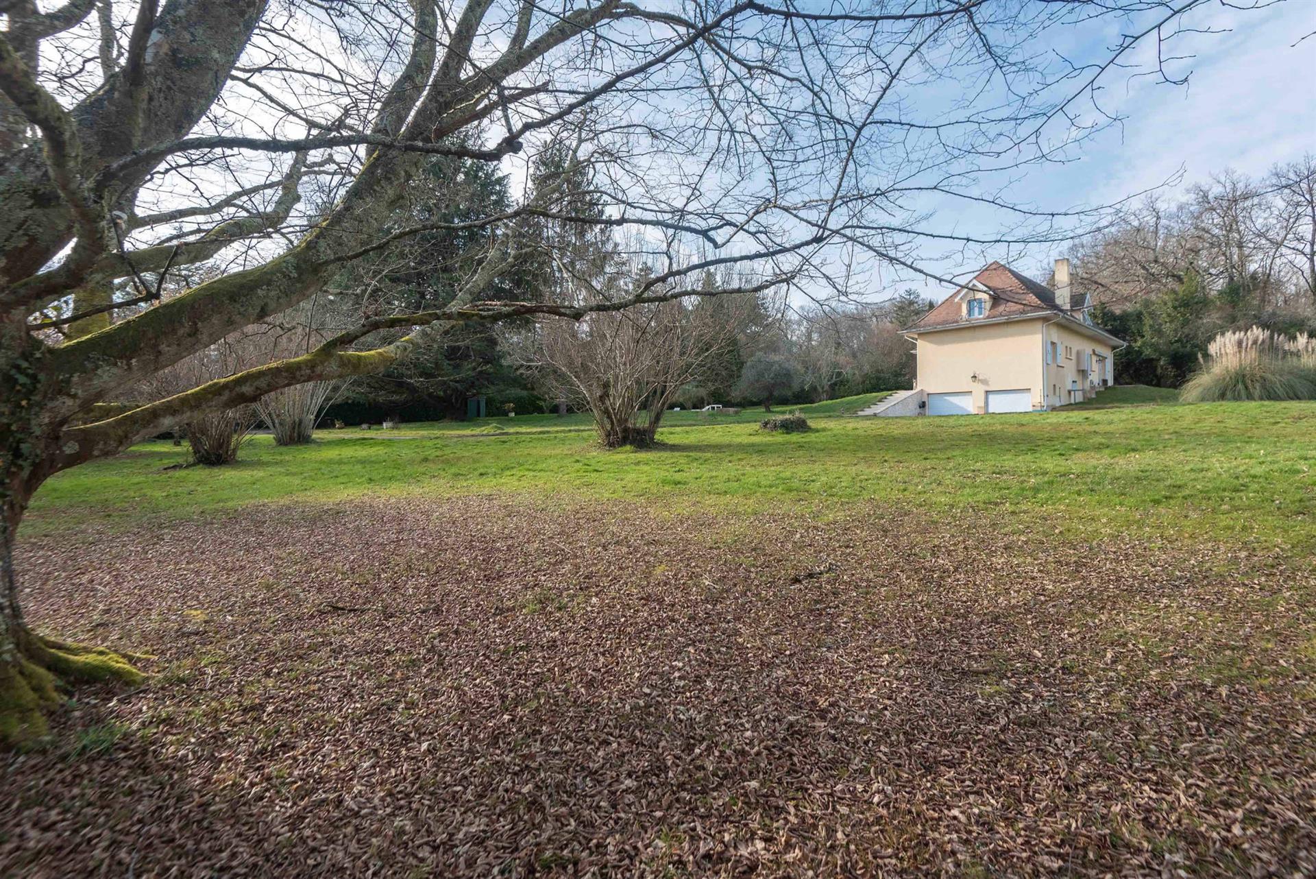 Traditional House Of 214 M2 On 5253 M2