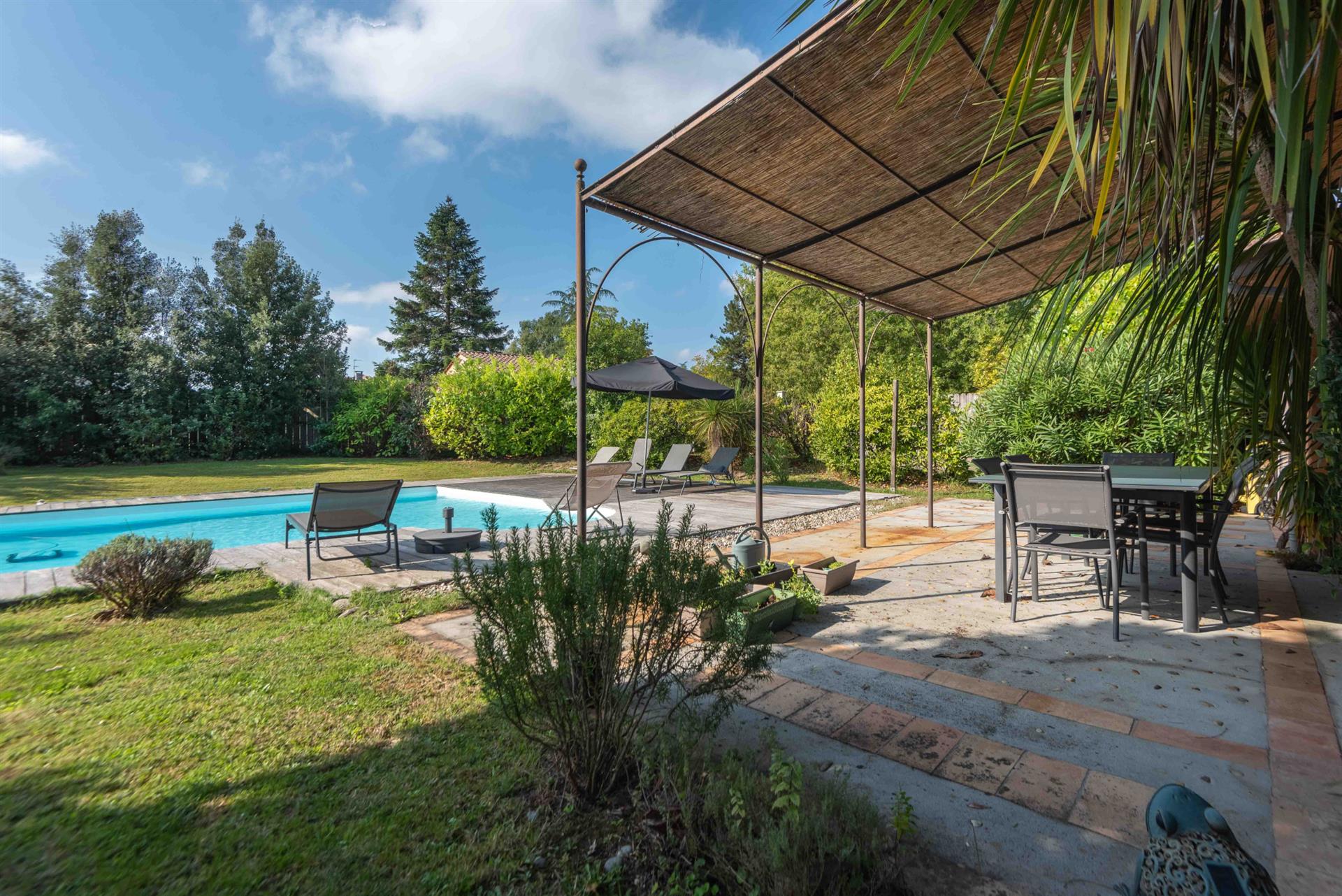 Contemporary House 169 M2 - 5 Bedrooms - On 1400 M2 In A Quiet Area