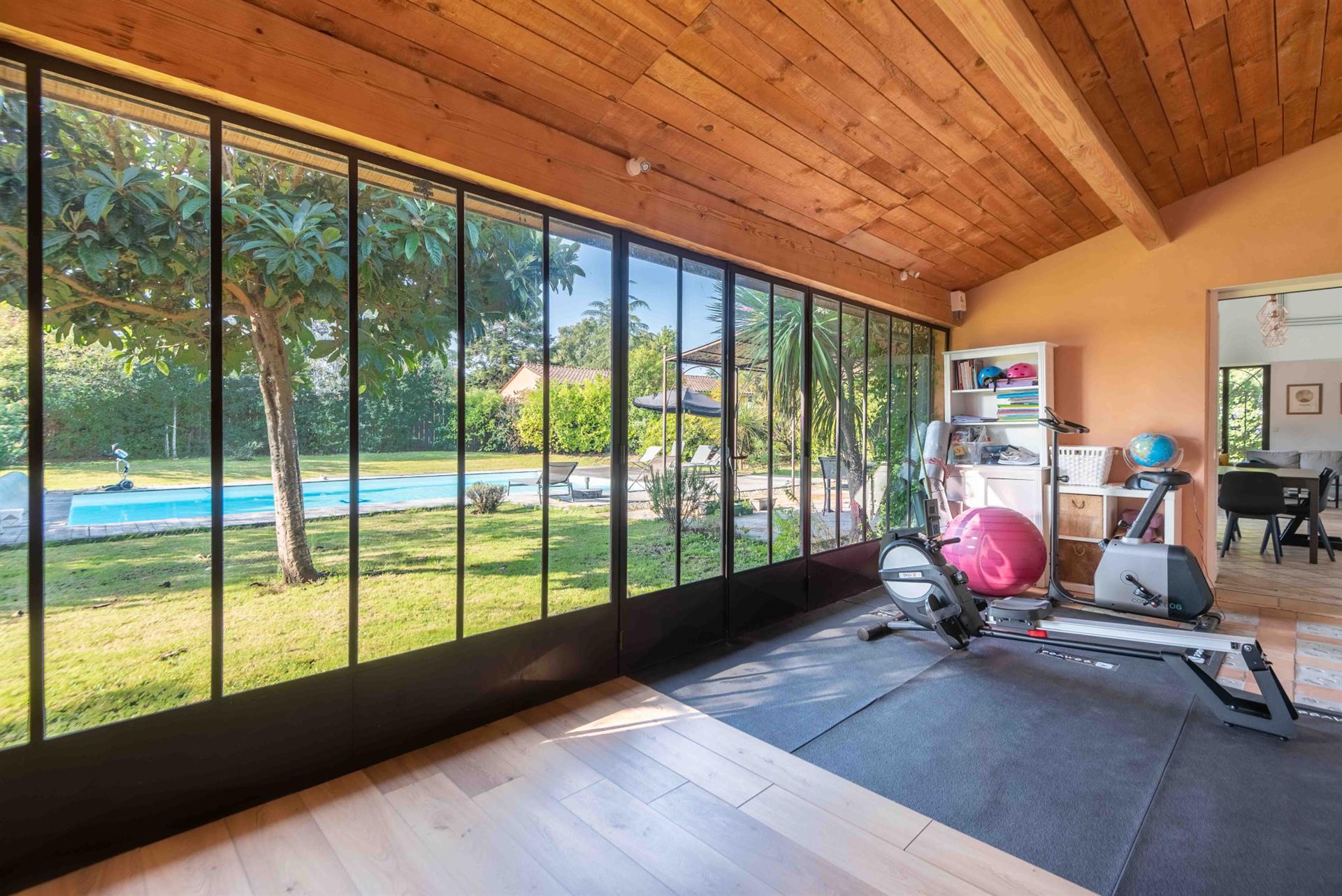 Contemporary House 169 M2 - 5 Bedrooms - On 1400 M2 In A Quiet Area