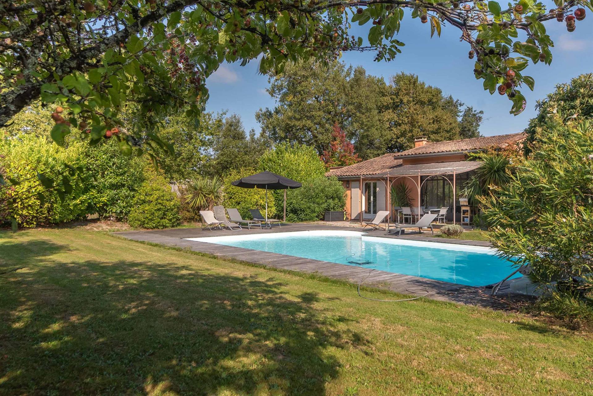 Contemporary House 169 M2 - 5 Bedrooms - On 1400 M2 In A Quiet Area