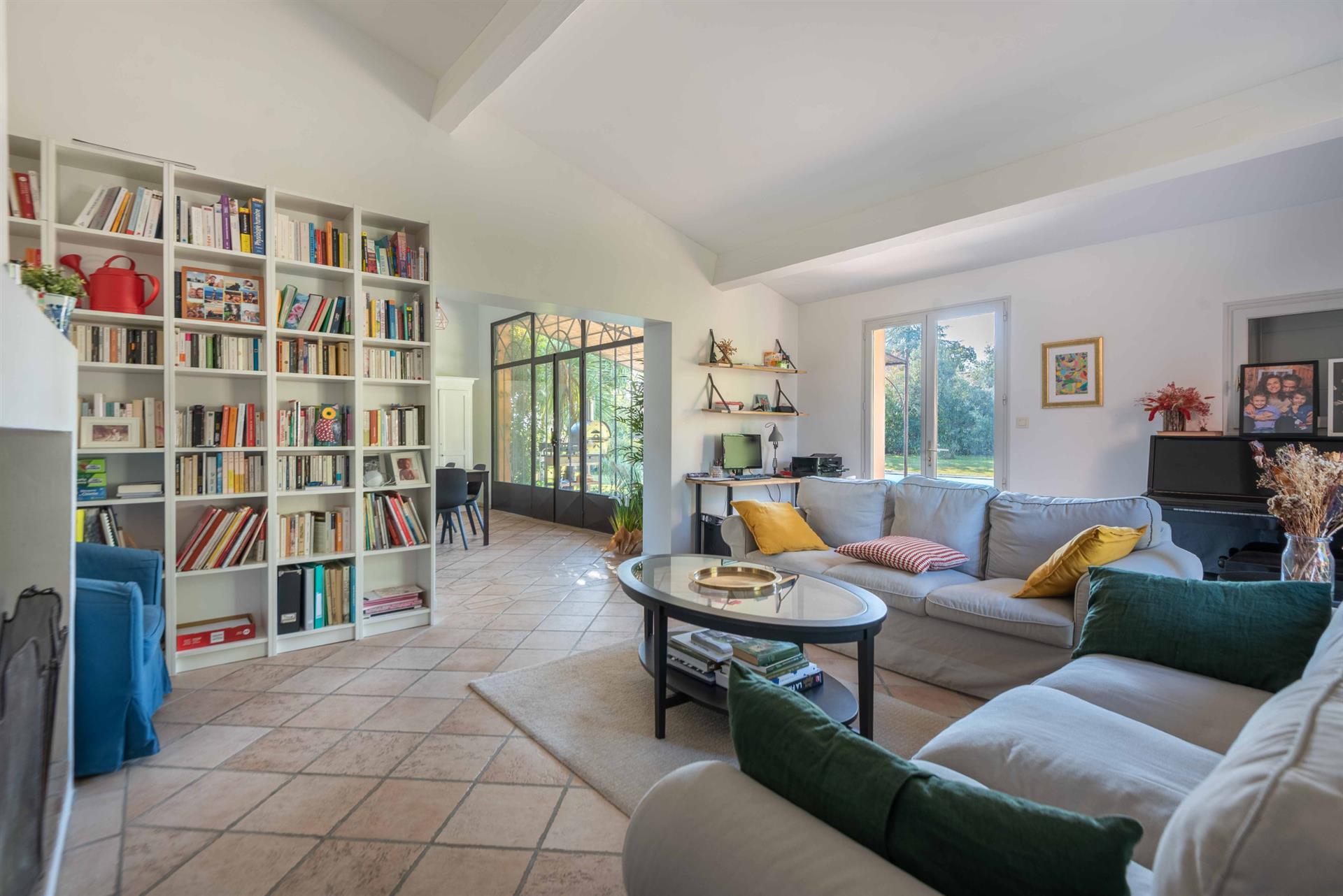 Contemporary House 169 M2 - 5 Bedrooms - On 1400 M2 In A Quiet Area