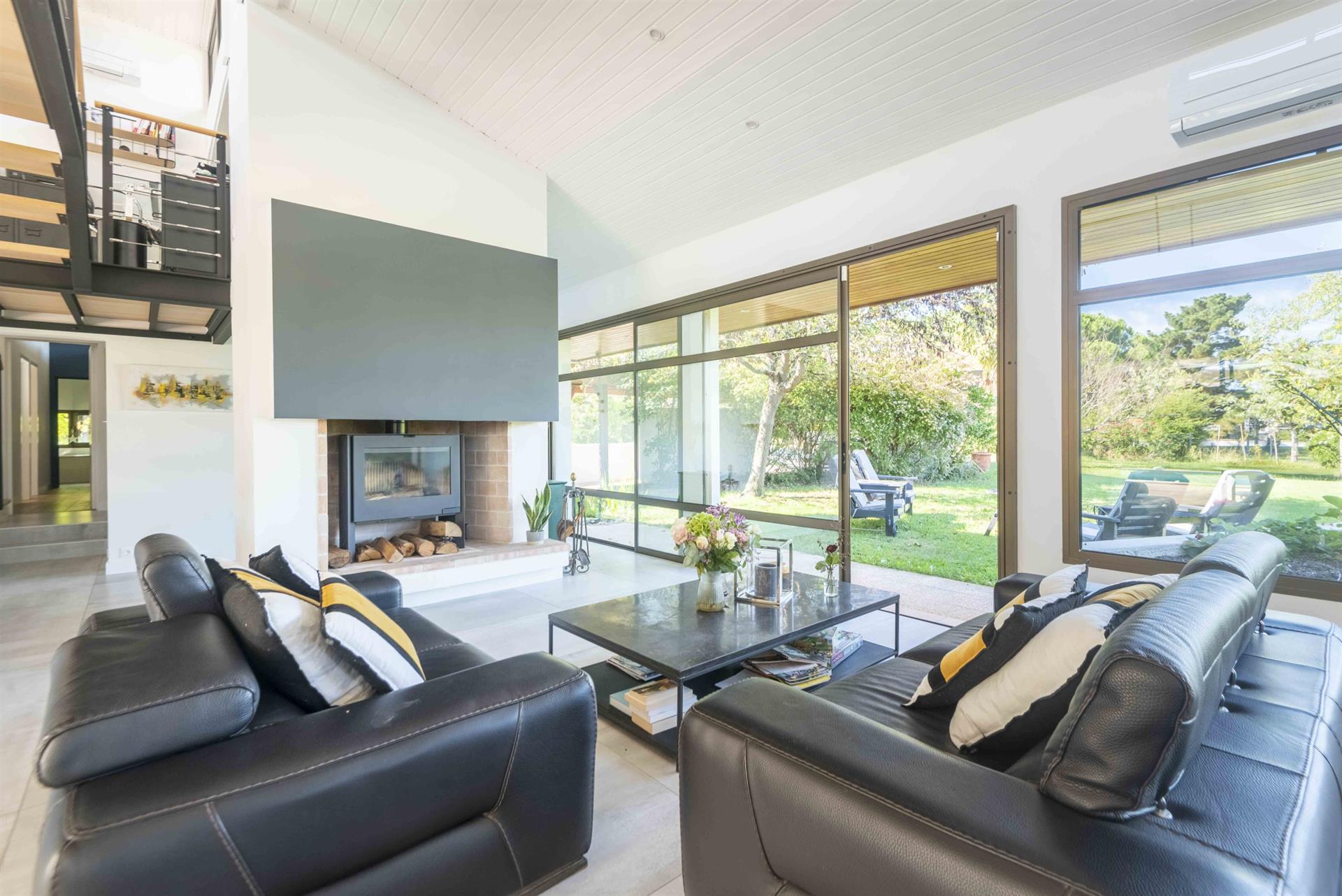 Beautiful Architect-Designed House - 250 Sqm - 2500 Sqm Of Land