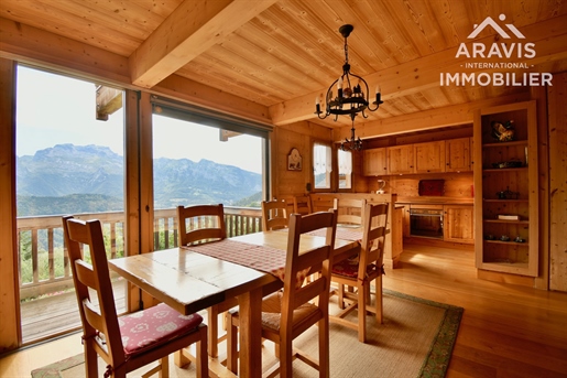 Beautiful, quiet log chalet with a magnificent view.