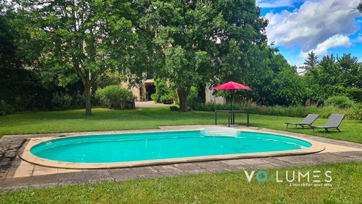 Grand mas de village avec parc arboré et piscine