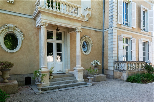 Mansion combining old and contemporary