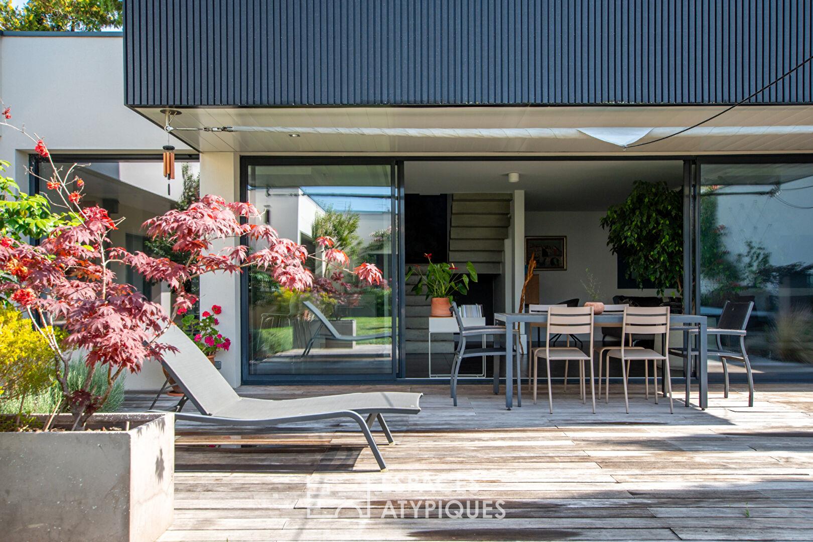 Discreet architect-designed house with swimming pool