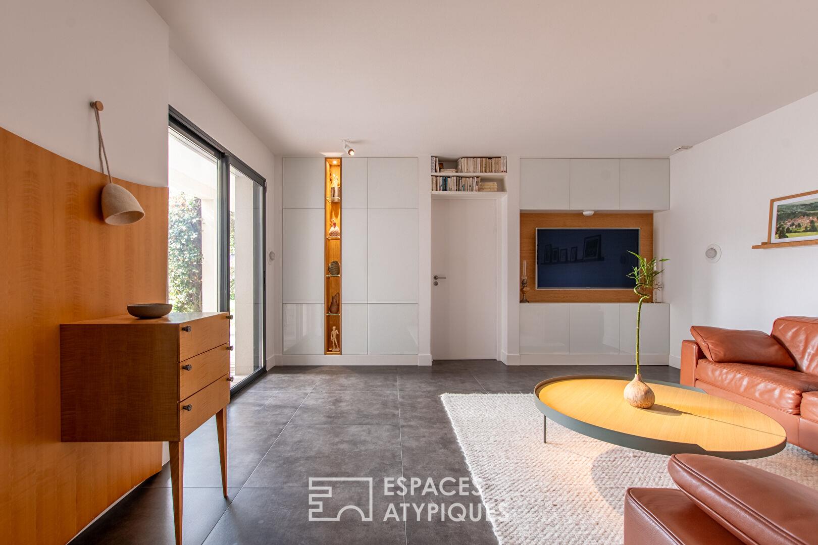 Discreet architect-designed house with swimming pool