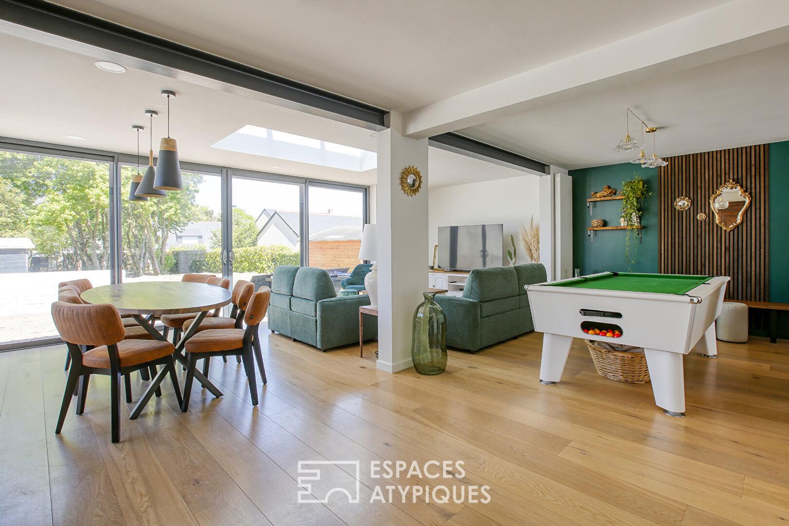 Casa moderna con piscina y amplio jardín