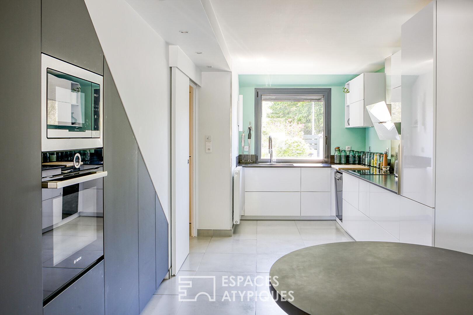 Casa moderna con piscina y amplio jardín