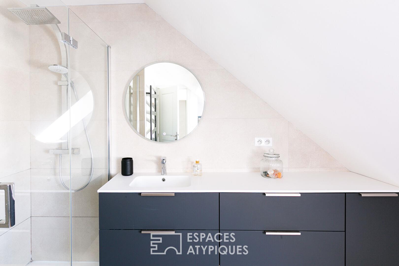 Casa moderna con piscina y amplio jardín