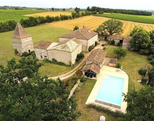Beautiful real estate complex of 470 m2 of living space + outbuildings and swimming pool on 1.2 ha 
