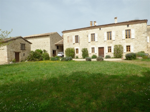 Beautiful real estate complex of 470 m2 of living space + outbuildings and swimming pool on 1.2 ha 