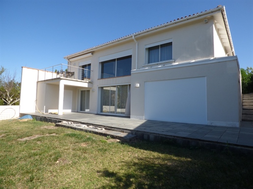Beautiful architect-designed villa in the residential area of Graulhet on 923 m2 of garden 17 km fr