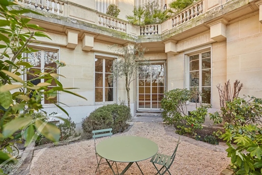 Eiffel Tower Sumptuous apartment with garden in need of renovation