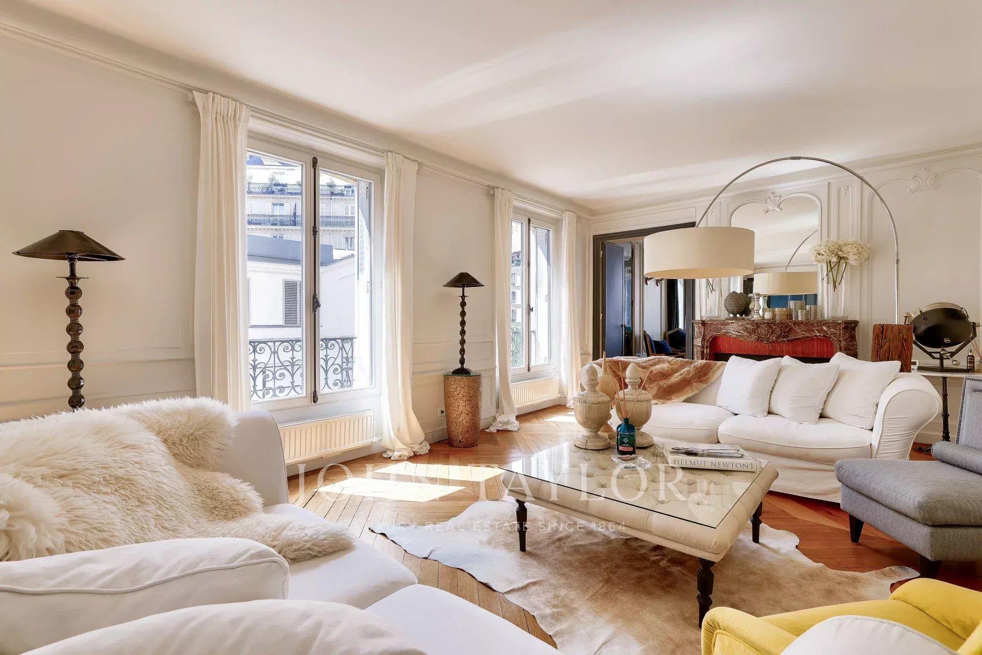 Beautiful apartment with magnificent views of the Moulin Rouge