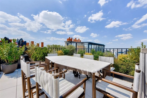Exceptional penthouse with terraces and monument views
