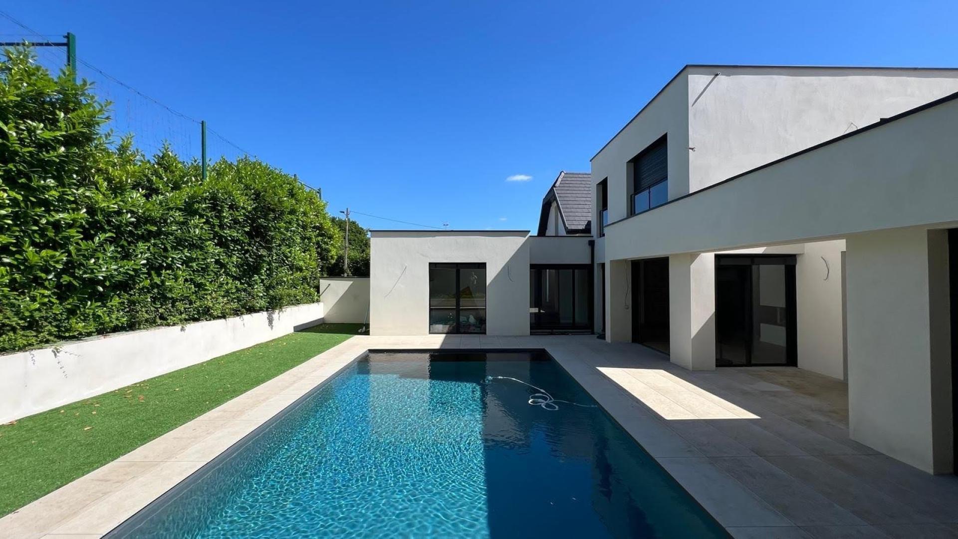 Purchase: Luxury property (21000)