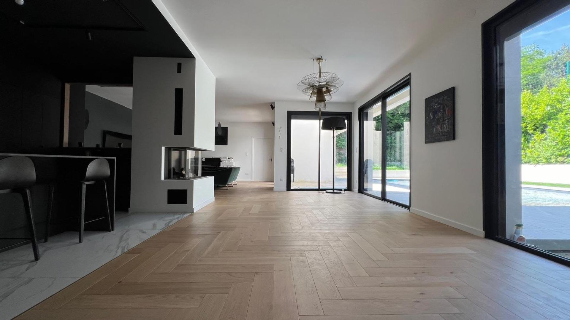 Purchase: Luxury property (21000)