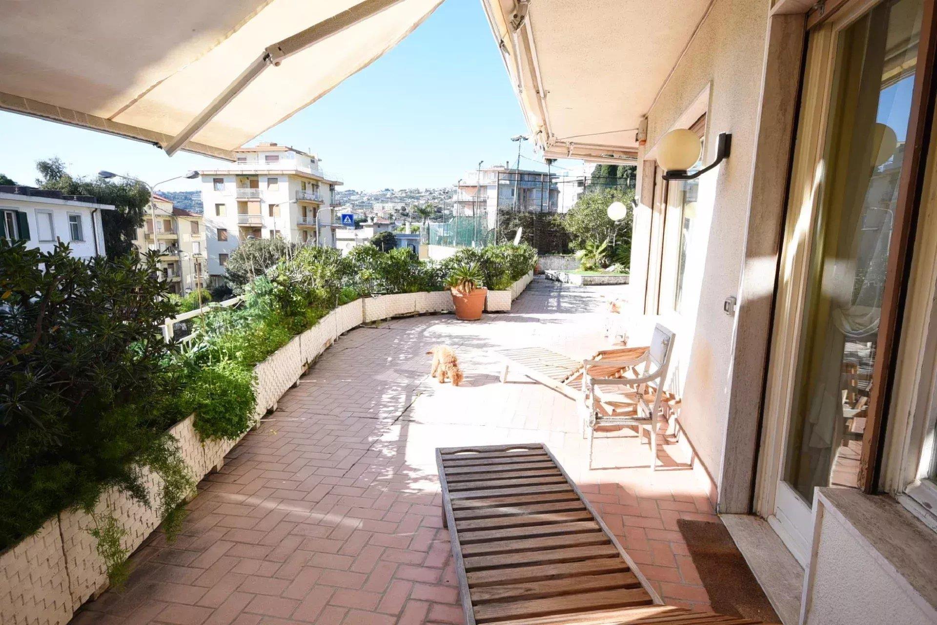 Luxurious apartment in Sanremo 4 bedrooms 240 m2 and large terrace, box