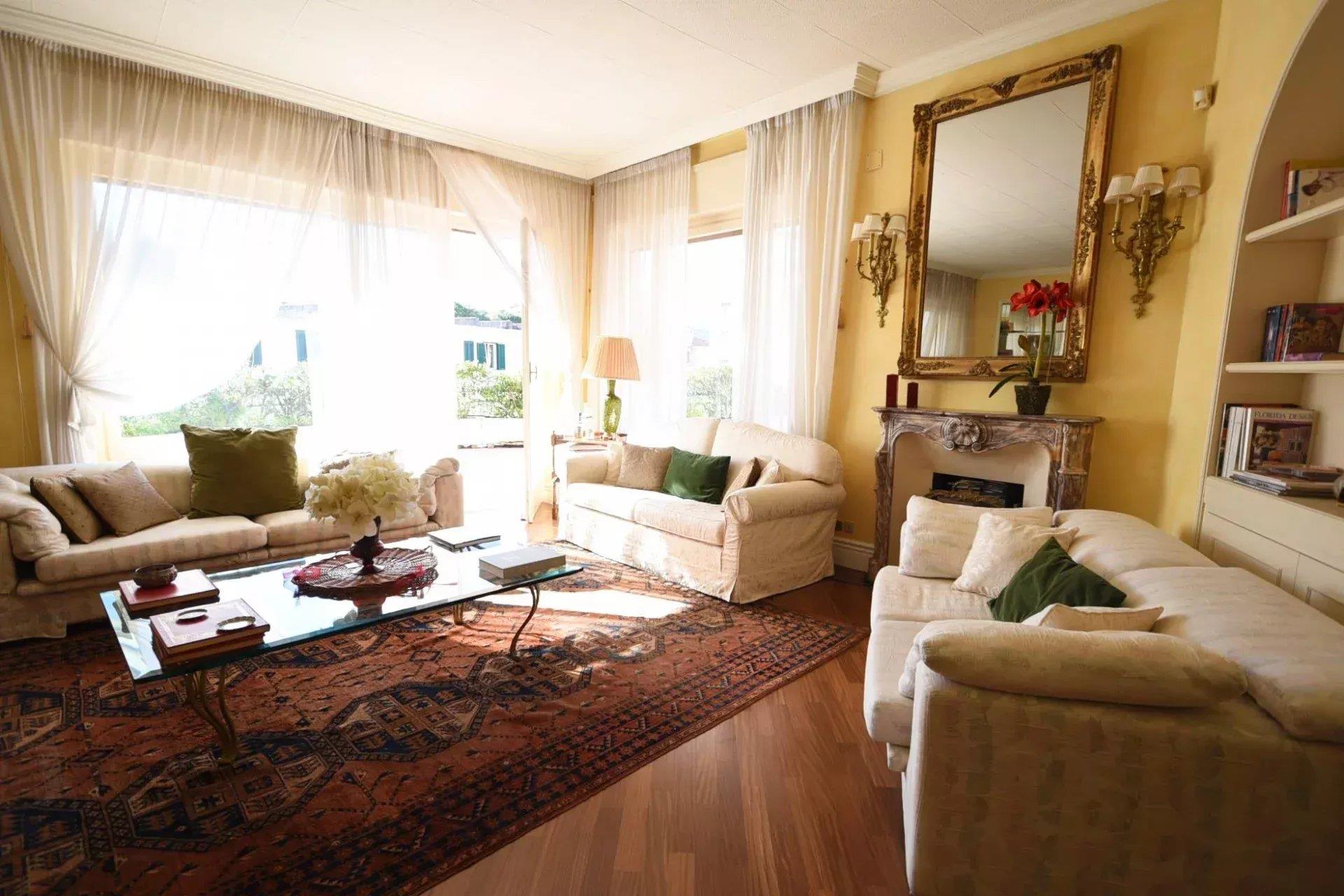 Luxurious apartment in Sanremo 4 bedrooms 240 m2 and large terrace, box