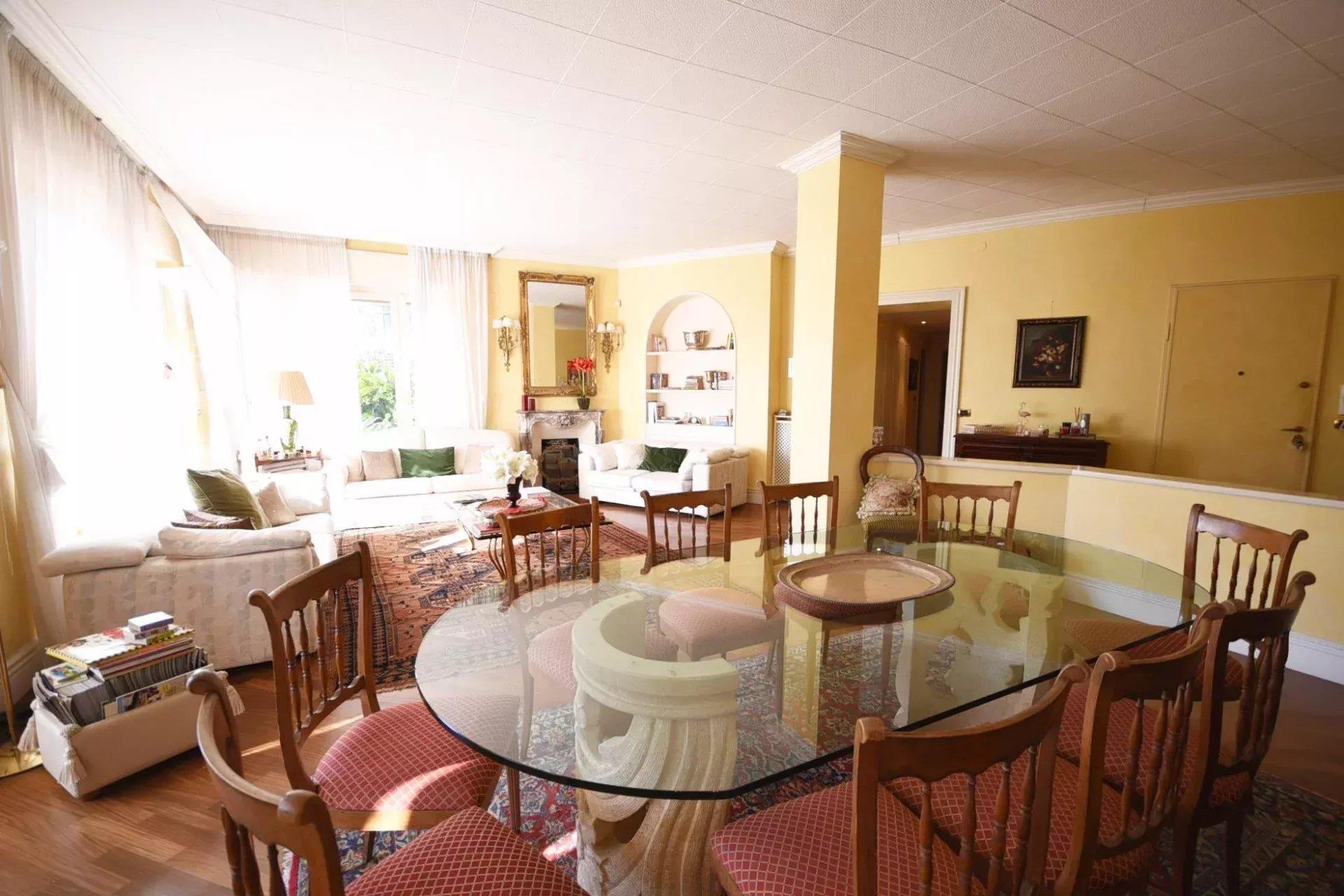 Luxurious apartment in Sanremo 4 bedrooms 240 m2 and large terrace, box