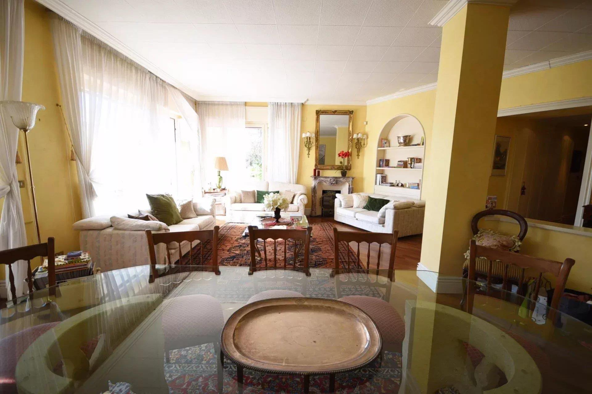 Luxurious apartment in Sanremo 4 bedrooms 240 m2 and large terrace, box