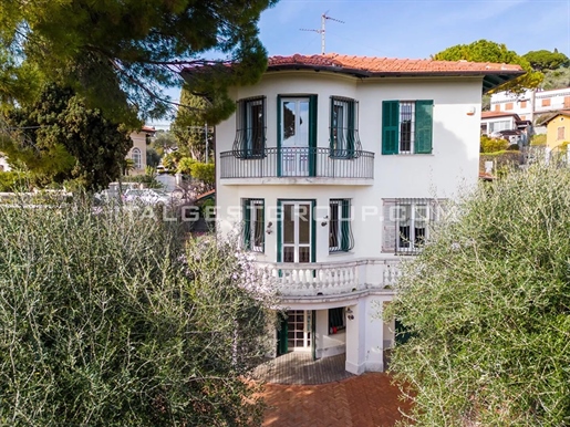 Villa Bordighera via romana, 8 pièce(s) 281 m2, Jardin, vue mer, residentiel