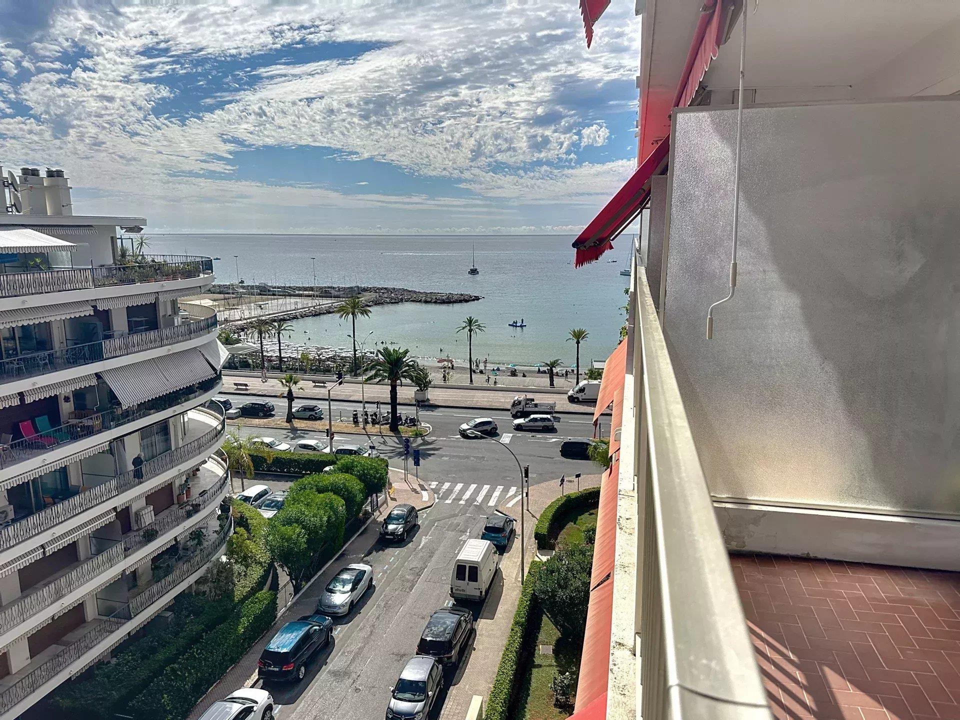 Apartment with sea view and charm in the heart of Garavan!