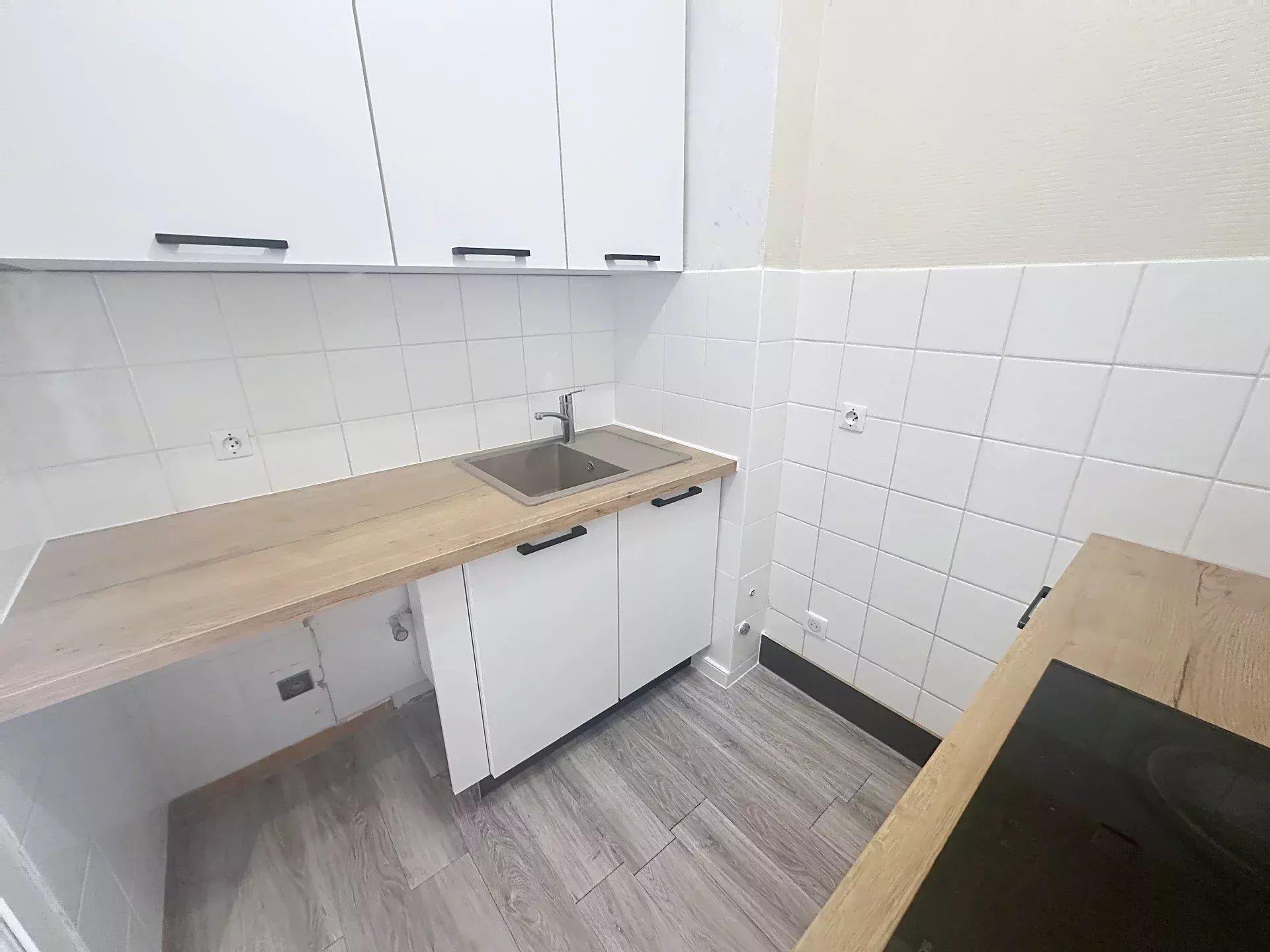 Apartment with sea view and charm in the heart of Garavan!