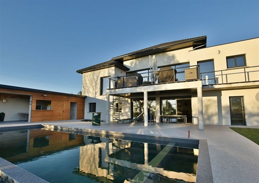 Superb modern property of 260 m², panoramic view of the Pyrenees