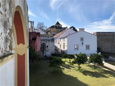Bâtiment dans le centre historique de Portalegre, à côté du célèbre musée de tapisserie et le mur d
