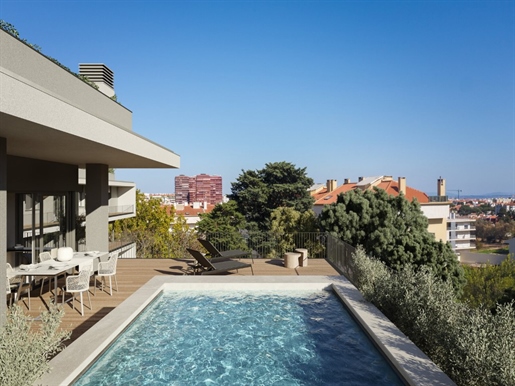 Penthouse T4 in Portered Building, with garden and swimming pool, in Carcavelos