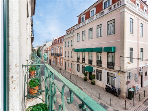 Flat in 18th century building - Rua das Janelas Verdes - Lisbon