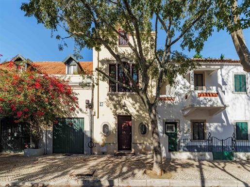 Villa with 4 bedrooms, located in a residential area in the historic center of Cascais.