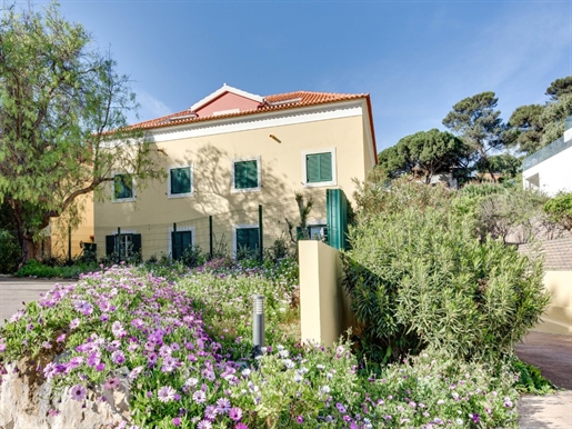 4+1 bedroom Luxury apartment in condominium with garden and pool in Estoril