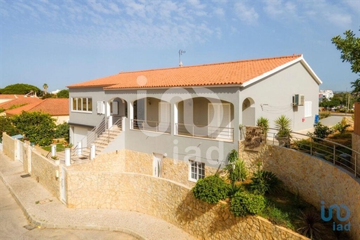 Home / Villa with 5 Rooms in Faro with 277,00 m²