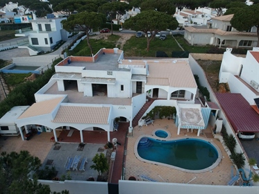 Home / Villa with 4 Rooms in Faro with 304,00 m²