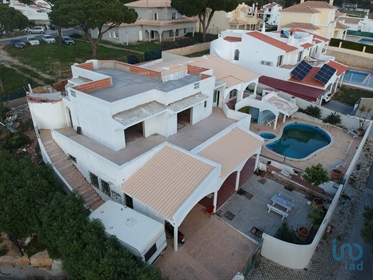 Home / Villa with 4 Rooms in Faro with 304,00 m²