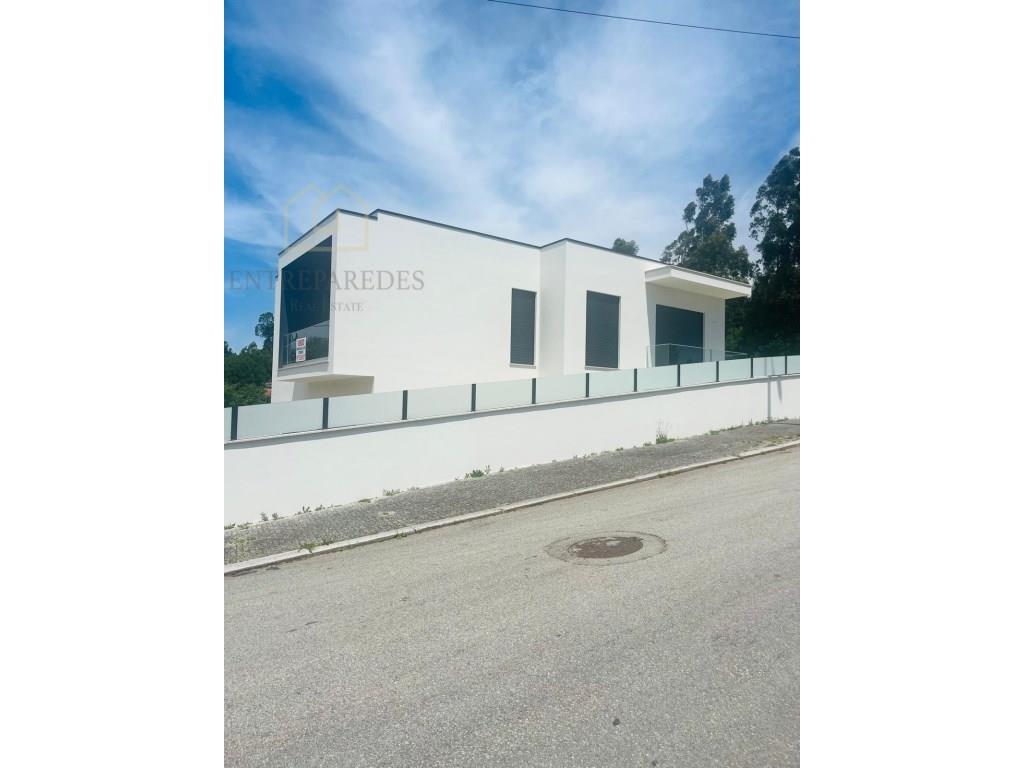 Casa 3 Dormitorios + 1 Nuevo en venta, Santa Maria da Feira - Aveiro