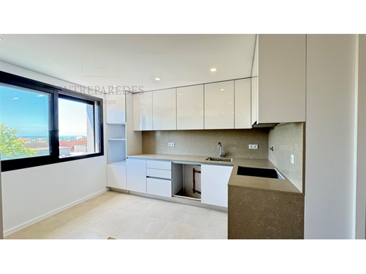 Nuevo apartamento de 3 dormitorios con balcones y garaje, en venta en Espinho - Aveiro.