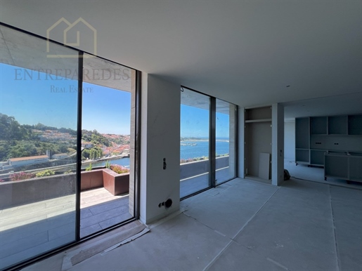 Single 3 bedroom flat with 93m2 balcony to buy on the banks of the Douro River with unalterable rive