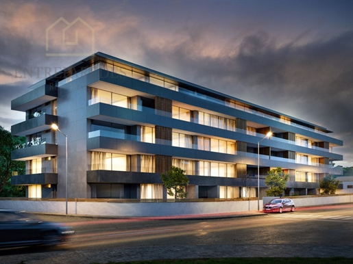 A vendre appartement de luxe de 4 chambres à São Félix da Marinha - avec grand balcon -500mts de la