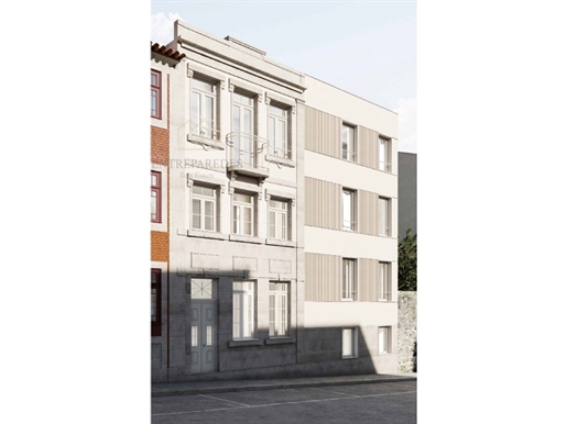 Apartamento dúplex de 2 dormitorios con balcón en venta en el centro de Oporto