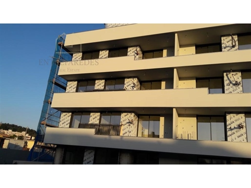 Apartamento T3 para comprar em condomínio fechado - Santa Maria da Feira com varanda 37.47m2.