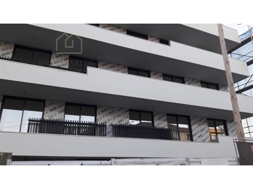 Apartamento T3 para comprar em condomínio fechado - Santa Maria da Feira com varanda 37.47m2.