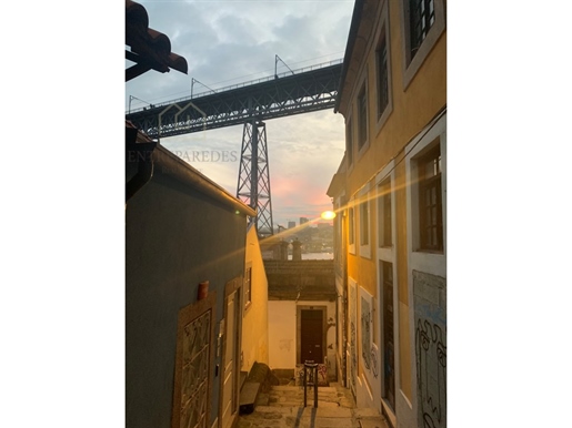 Acheter appartement T0+1 dans le centre historique de Porto -Avec terrasse - A côté du pont D. Luis