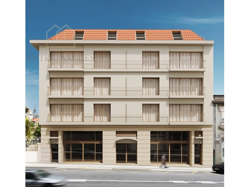 Apartamento dúplex de 3 dormitorios con dos frentes y garaje en venta en el centro de Oporto - Rua d