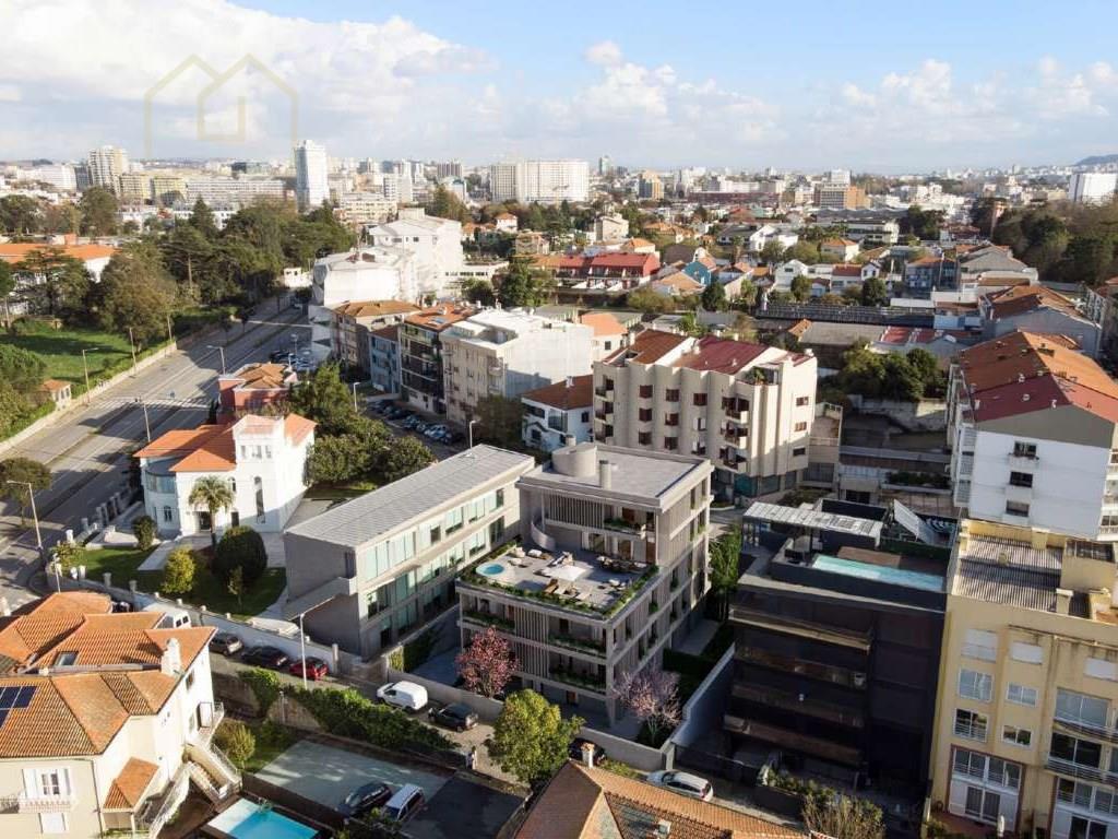 Apartamento T4 Duplex com terraço e varanda no Edifício Paulo Dias Novais - zona nobre Boavista, par